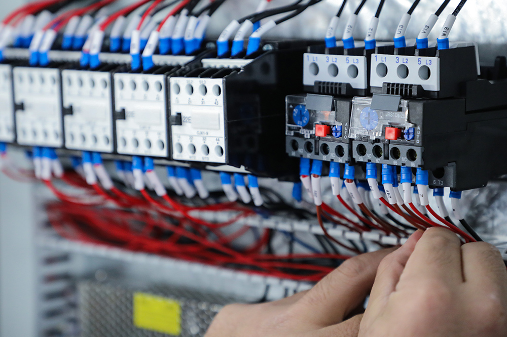 常用的萬能式斷路器的結(jié)構(gòu)、區(qū)別和工作原理