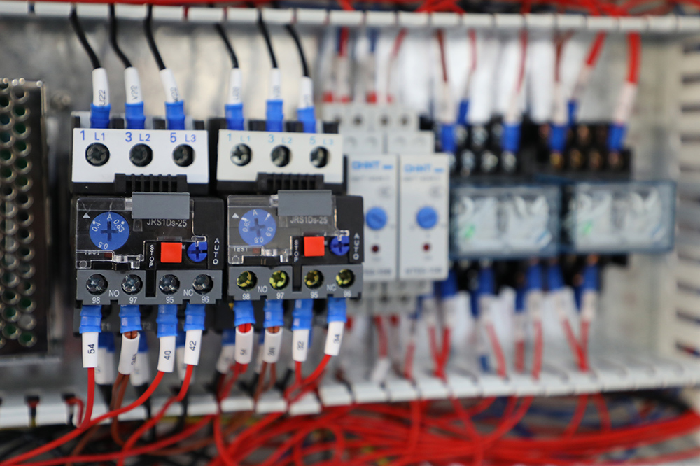 常規(guī)塑殼斷路器具備哪些基本配置和功能？